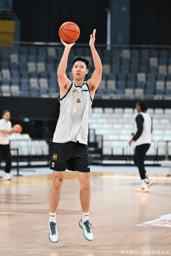 开云体育官网首页-荷甲赛程吃紧，广厦男篮今晨完成体检，管理层满意，心理建设被强调(浙江广厦俱乐部官网)